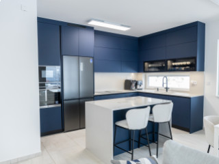 Elegáns konyha éjkék színben