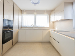 Fehéren ragyogó elegancia és egyedi előszoba bútorok