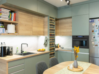 Zsályazöld és tölgy színű barna konyha harmóniája